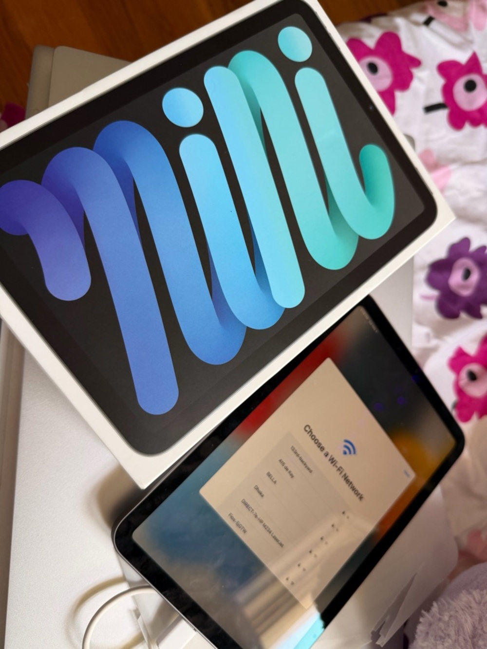 Apple iPad mini in White with Blue/Teal Display Artwork